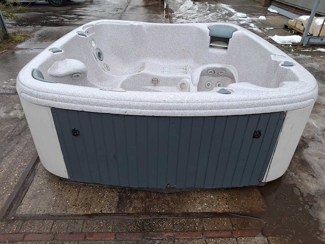 Jacuzzi en buitenspa - afbeelding 23 van  27