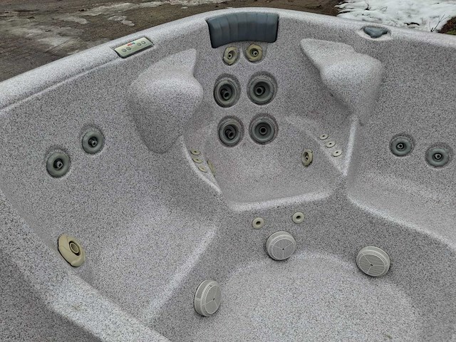 Jacuzzi en buitenspa - afbeelding 5 van  27