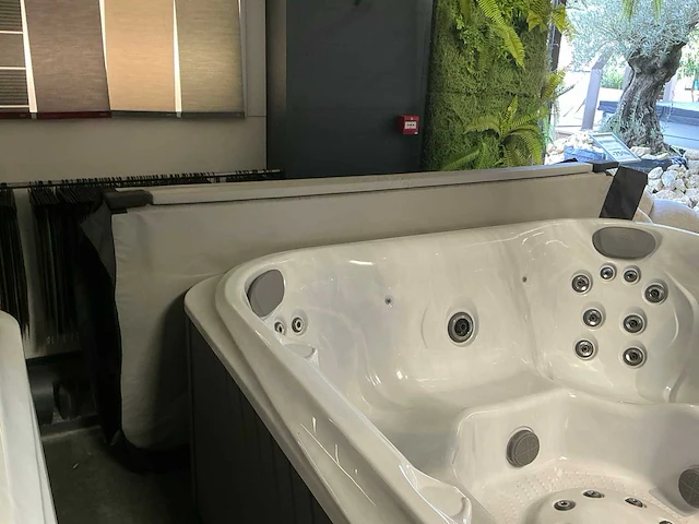 Jacuzzi j-285 buitenspa - afbeelding 2 van  11