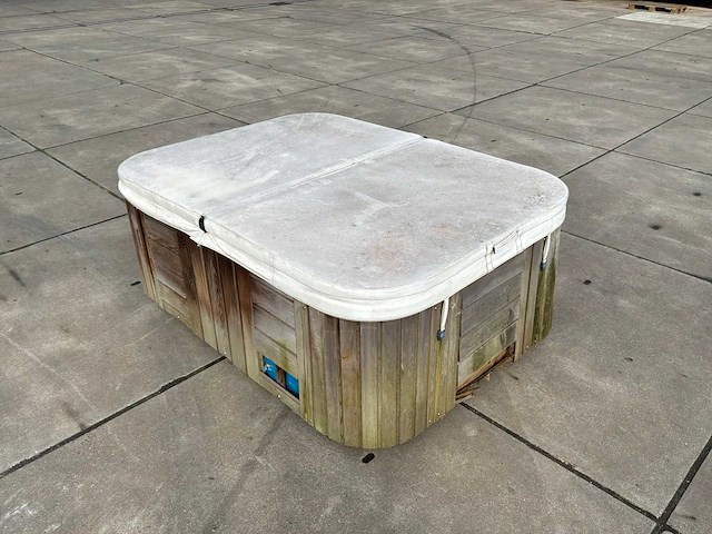 Jacuzzi - afbeelding 9 van  16