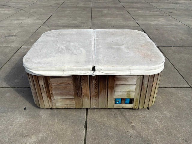 Jacuzzi - afbeelding 10 van  16