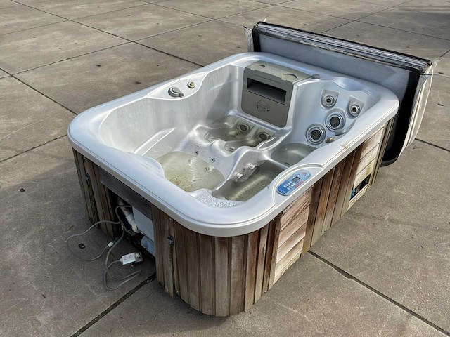 Jacuzzi - afbeelding 1 van  16