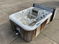Jacuzzi - afbeelding 1 van  16
