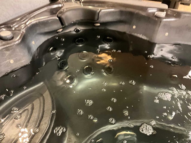 Jacuzzi - afbeelding 2 van  14