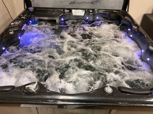 Jacuzzi - afbeelding 6 van  14
