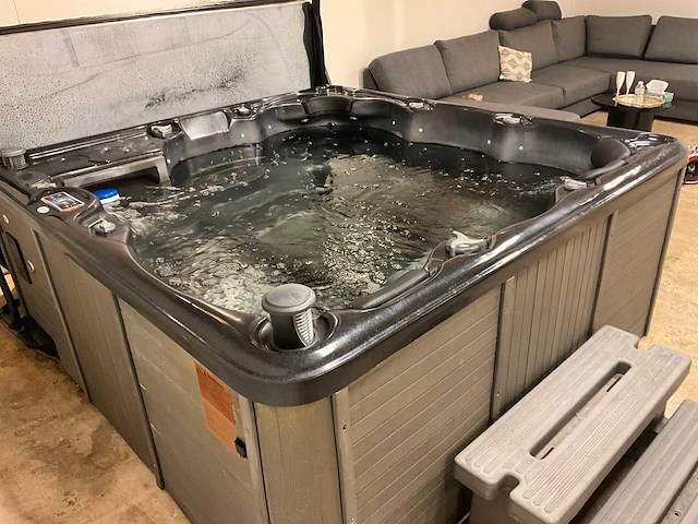 Jacuzzi - afbeelding 9 van  14