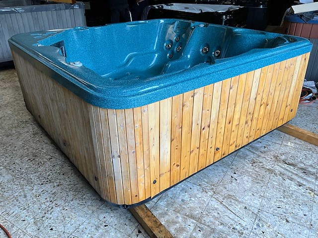 Jacuzzi - afbeelding 7 van  14