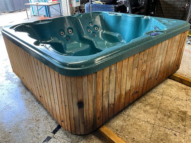 Jacuzzi - afbeelding 9 van  14