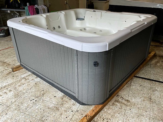 Jacuzzi - afbeelding 6 van  13