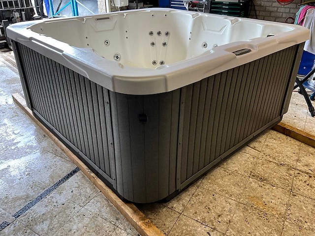 Jacuzzi - afbeelding 7 van  13