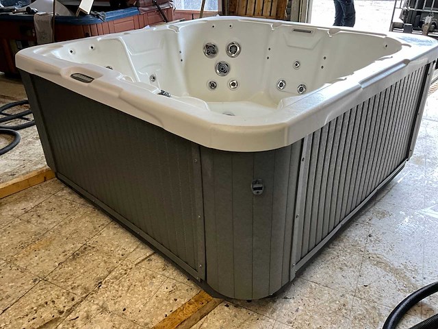 Jacuzzi - afbeelding 8 van  13