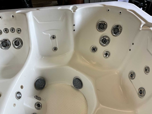 Jacuzzi - afbeelding 10 van  13