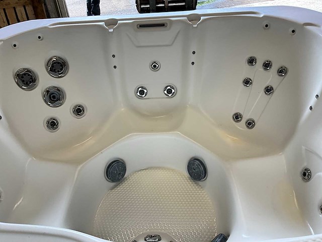 Jacuzzi - afbeelding 11 van  13