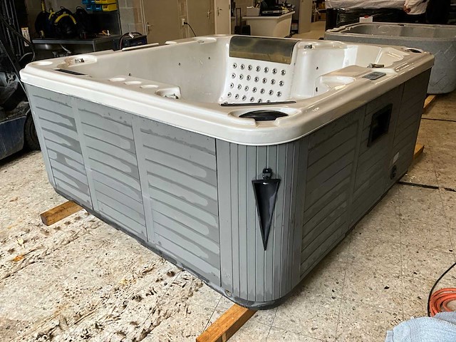 Jacuzzi - afbeelding 1 van  11