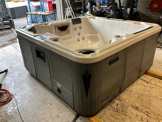 Jacuzzi - afbeelding 4 van  11
