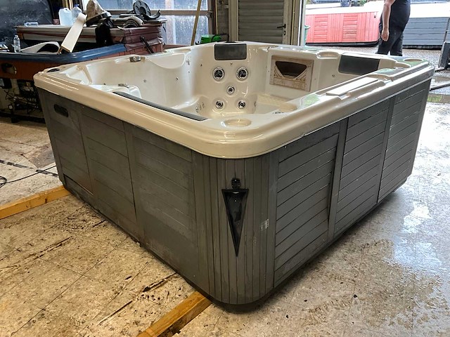 Jacuzzi - afbeelding 5 van  11