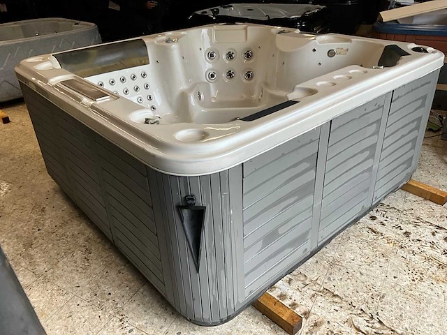 Jacuzzi - afbeelding 6 van  11