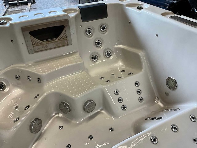 Jacuzzi - afbeelding 9 van  11