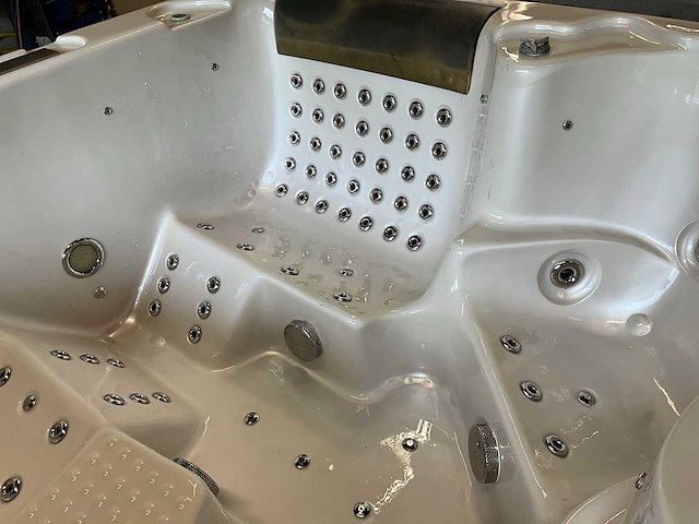 Jacuzzi - afbeelding 10 van  11