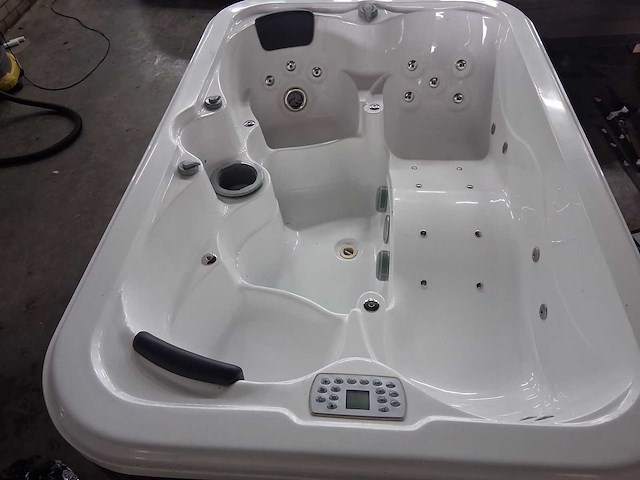 Jacuzzi - afbeelding 1 van  16