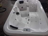 Jacuzzi - afbeelding 1 van  16