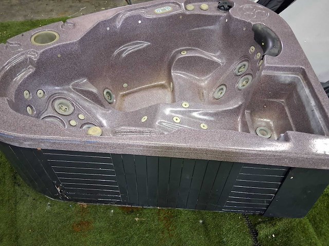 Jacuzzi - afbeelding 1 van  9