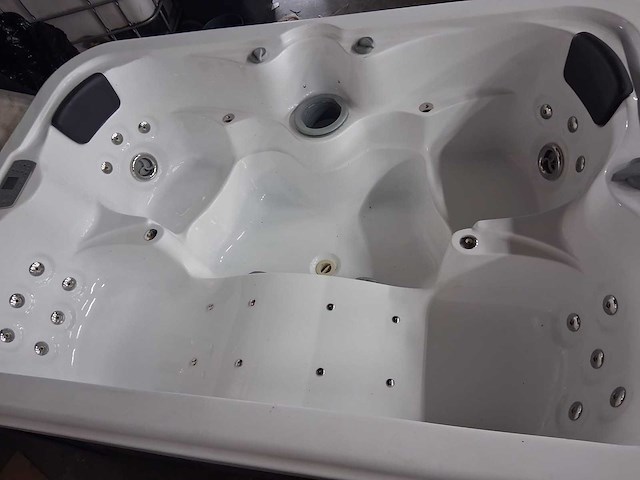 Jacuzzi - afbeelding 1 van  11