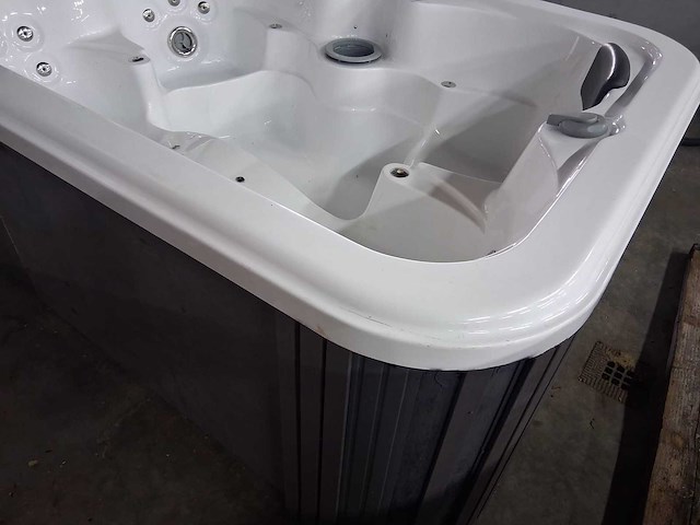 Jacuzzi - afbeelding 2 van  11