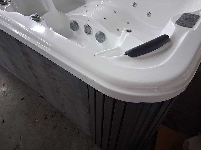 Jacuzzi - afbeelding 5 van  11