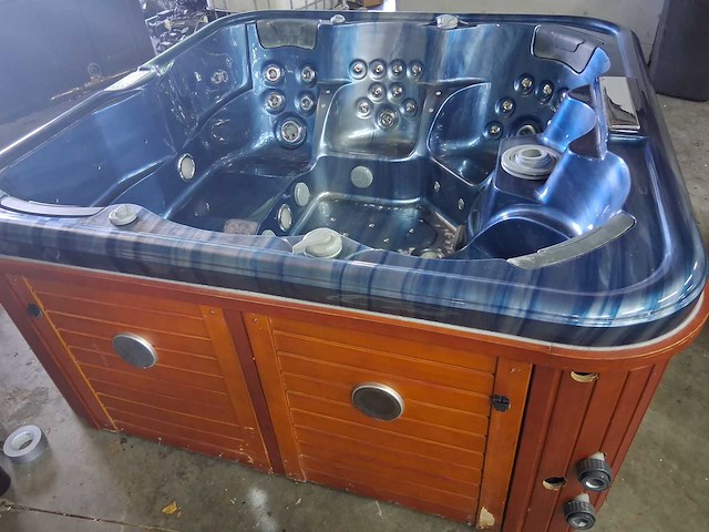 Jacuzzi - afbeelding 1 van  5