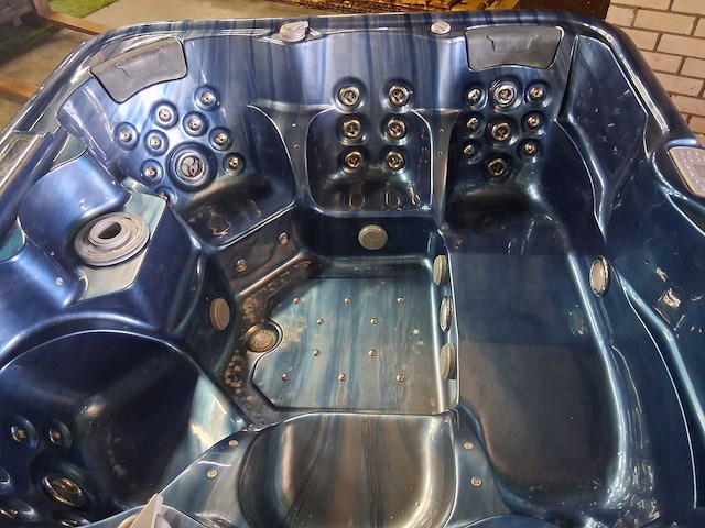 Jacuzzi - afbeelding 2 van  5