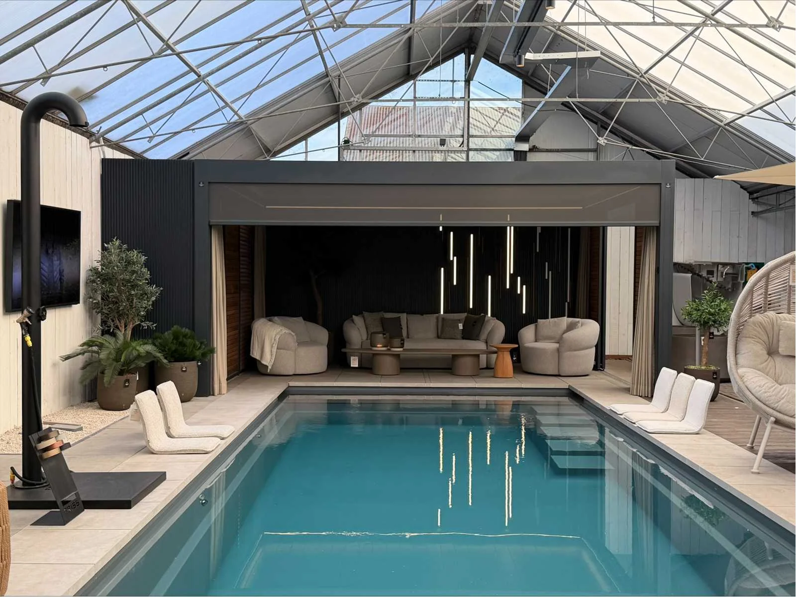 Jacuzzi's, buitenkeukens, lamellendaken, overkappingen, olijfbomen en overige luxe buiten meubilair