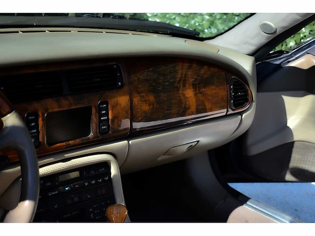 Jaguar - 2002 - xkr convertible - 4,0 liter (3.996 cc) v8 supercharged, 370 pk - btw auto - afbeelding 24 van  63