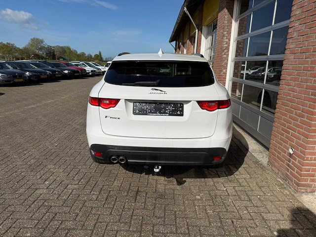 Jaguar - f-pace - 2.0 portf. awd 20d - personenauto - 2016 - afbeelding 13 van  16