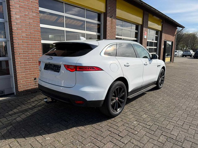 Jaguar - f-pace - 2.0 portf. awd 20d - personenauto - 2016 - afbeelding 14 van  16