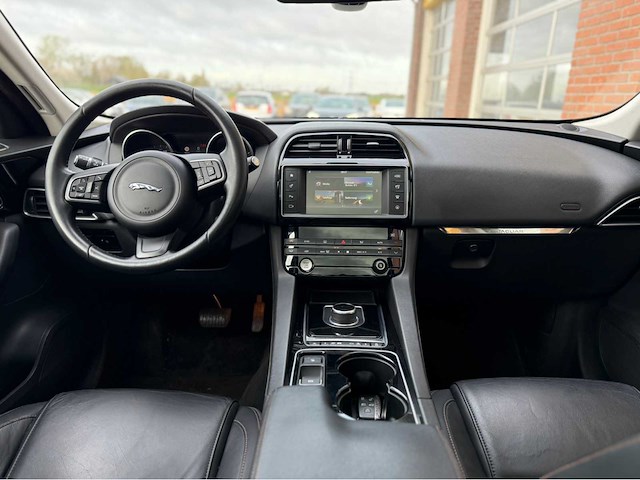 Jaguar - f-pace - 2.0 portf. awd 20d - personenauto - 2016 - afbeelding 2 van  29