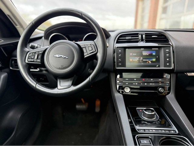 Jaguar - f-pace - 2.0 portf. awd 20d - personenauto - 2016 - afbeelding 3 van  29