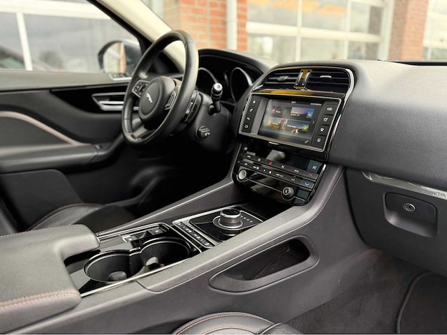 Jaguar - f-pace - 2.0 portf. awd 20d - personenauto - 2016 - afbeelding 28 van  29