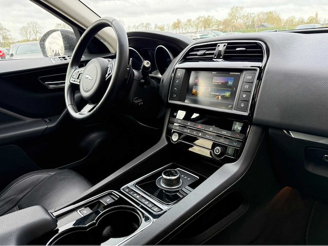 Jaguar - f-pace - 2.0 portf. awd 20d - personenauto - 2016 - afbeelding 29 van  29