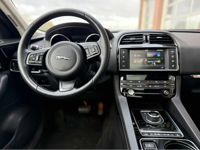 Jaguar - f-pace - 2.0 portf. awd 20d - personenauto - 2016 - afbeelding 3 van  32