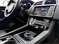 Jaguar - f-pace - 2.0 portf. awd 20d - personenauto - 2016 - afbeelding 4 van  32