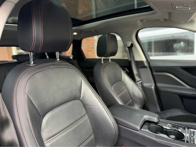 Jaguar - f-pace - 2.0 portf. awd 20d - personenauto - 2016 - afbeelding 7 van  32