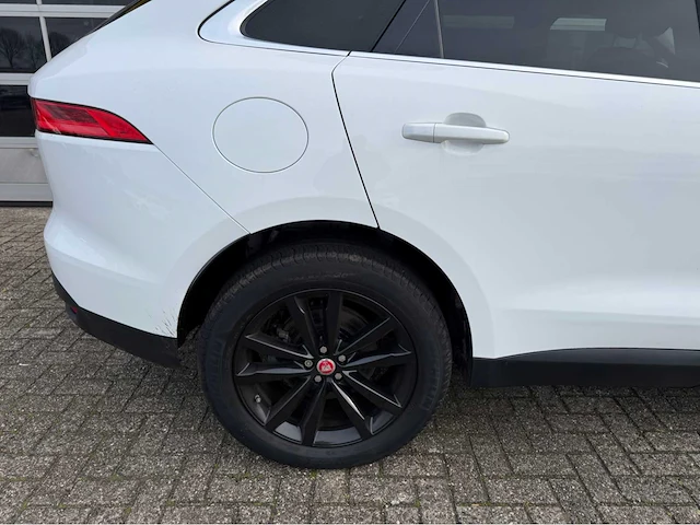 Jaguar - f-pace - 2.0 portf. awd 20d - personenauto - 2016 - afbeelding 8 van  32