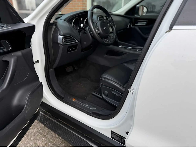 Jaguar - f-pace - 2.0 portf. awd 20d - personenauto - 2016 - afbeelding 21 van  32