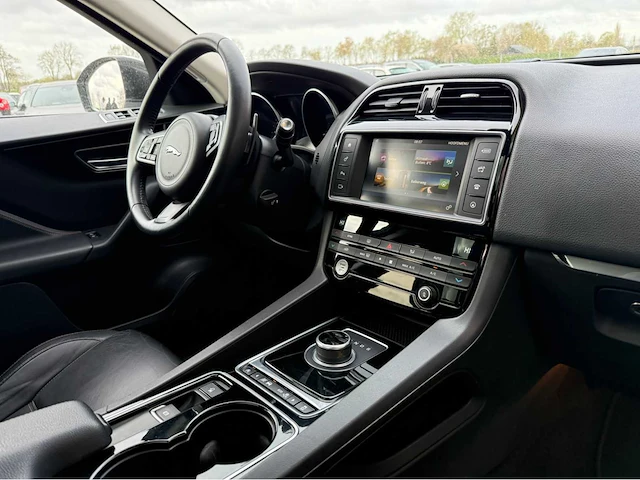 Jaguar - f-pace - 2.0 portf. awd 20d - personenauto - 2016 - afbeelding 32 van  32