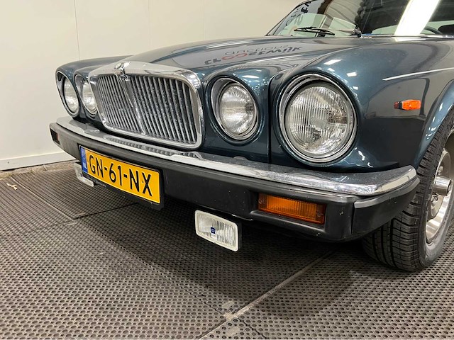 Jaguar - xj - 4.2 aut. - oldtimer - 1981 - afbeelding 2 van  37