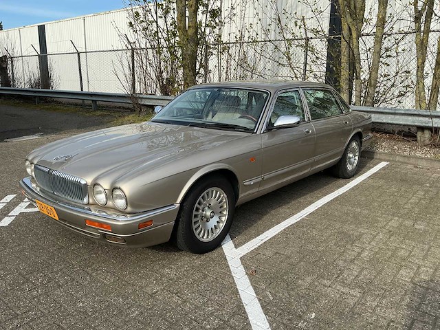 Jaguar - xj 330 - 4.0 sport - youngtimer > 15 - afbeelding 1 van  11
