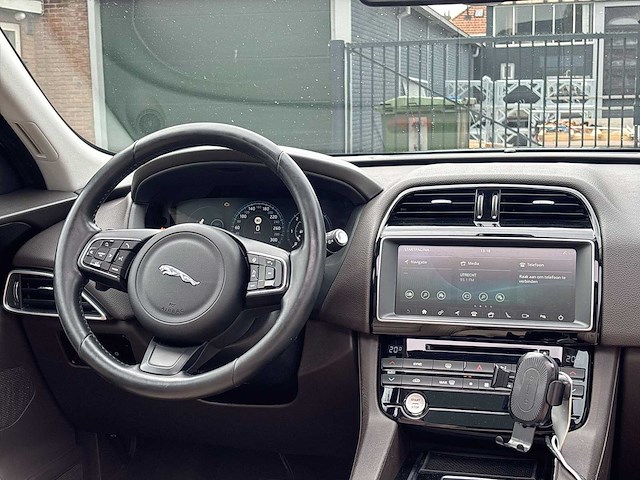 Jaguar f-pace 2.0 portfolio awd 20d 2017 | nr-845-n - afbeelding 21 van  35