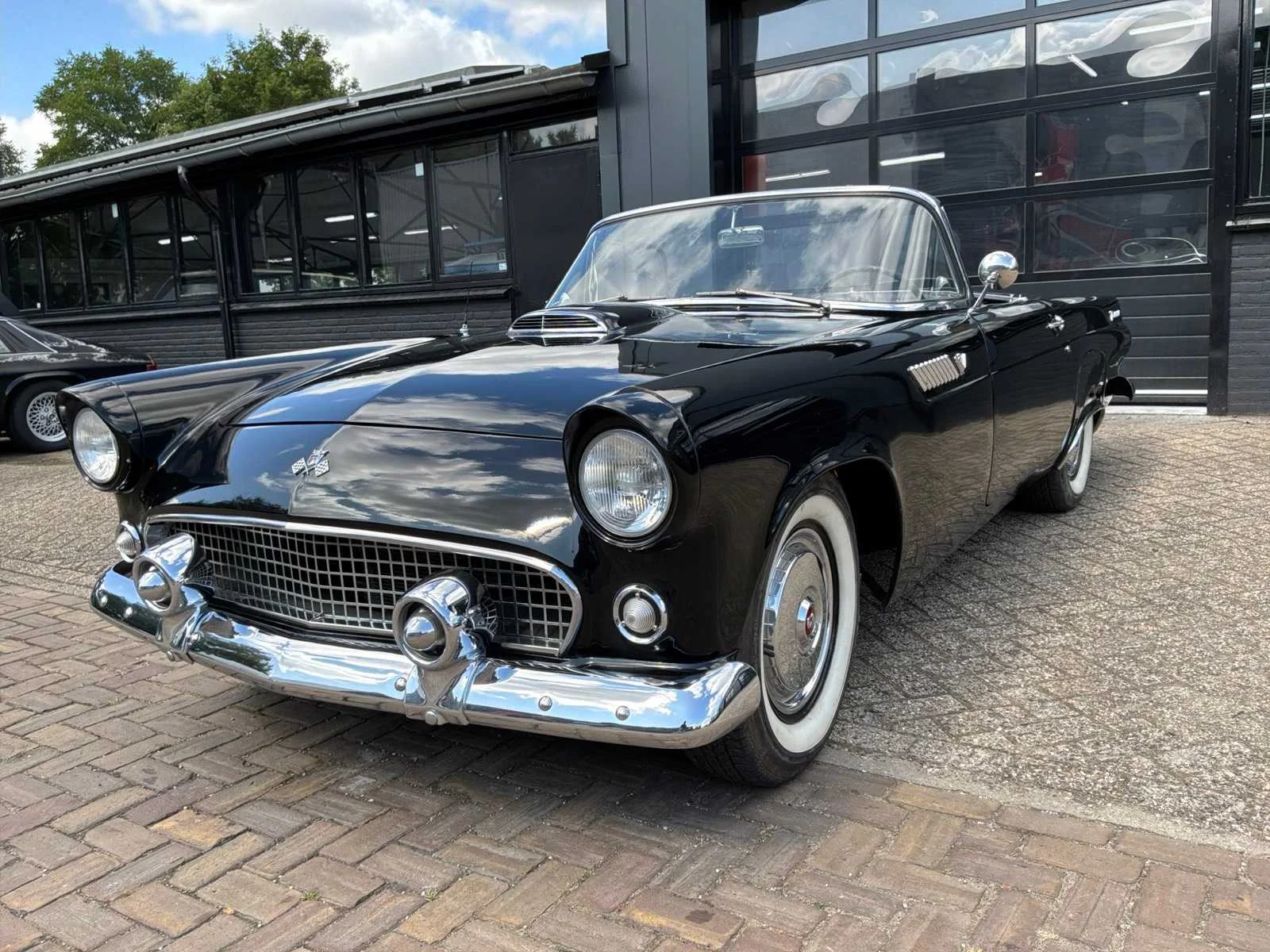 Jaguar, ford thunderbird en jeep – klassiekers en bijzondere auto's
