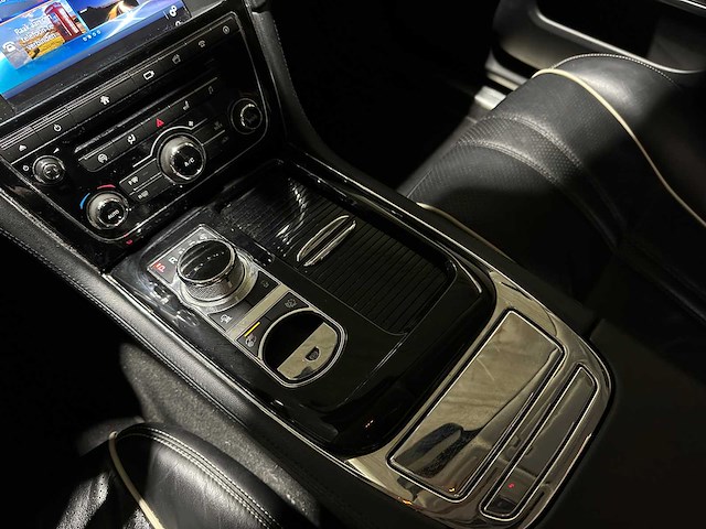 Jaguar xj 3.0 d premium luxury 300hp 2016, rv-612-x - afbeelding 23 van  47